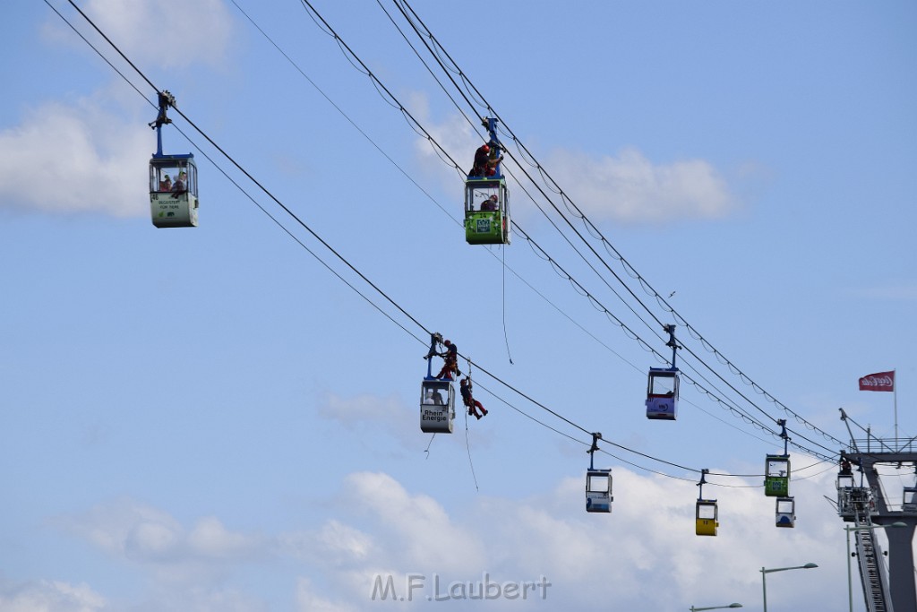 Koelner Seilbahn Gondel blieb haengen Koeln Linksrheinisch P345.JPG - Miklos Laubert